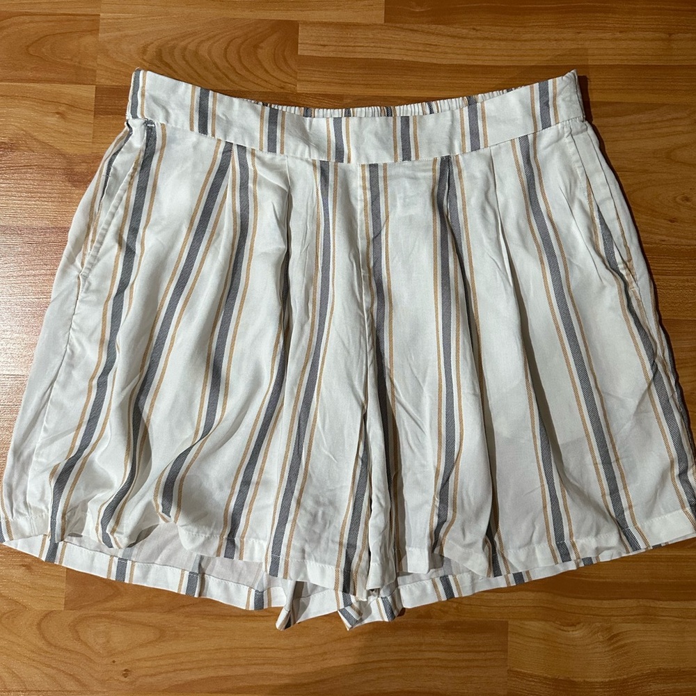 H&M White and Black Bermuda Shorts with Pleated Design